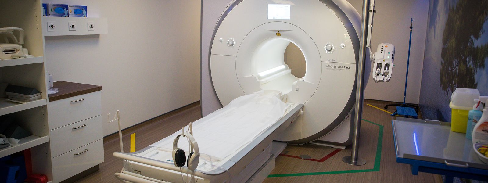 Indirektes Licht soll auf die Patienten des Magnetresonanztomografen (MRT; auf Französisch IRM) beruhigend wirken.