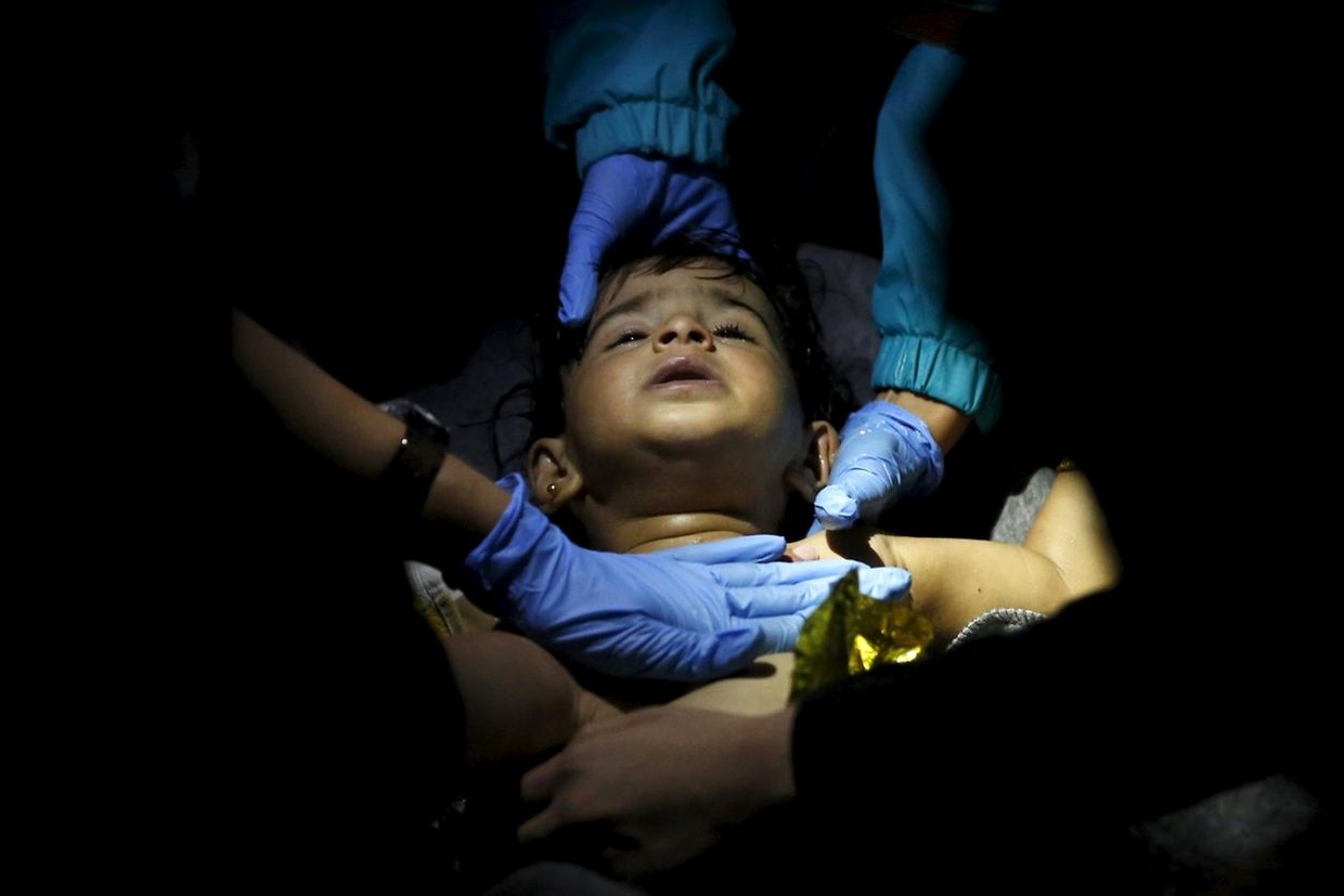 Freiwillige Helfer versuchen ein Baby zu reanimieren.