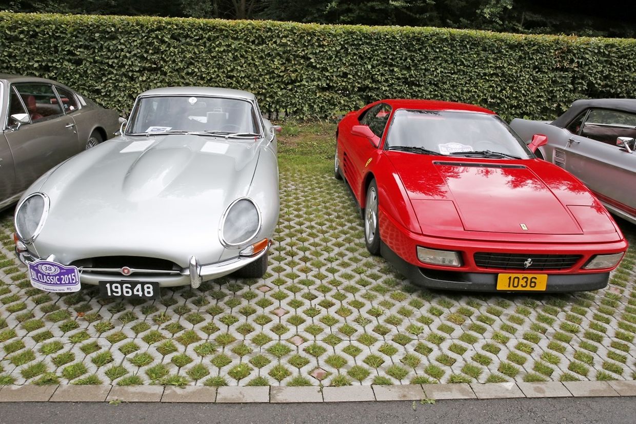 Fachsimpeln über die Autokostbarkeiten: Die Oldtimer-Tour zeigt nicht nur Raritäten, sondern ist auch der Anlaufpunkt für die Experten. 