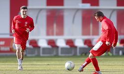 Chris Philipps (Wiltz #23) beobachtet Sanel Ibrahimovic (Wiltz #7) beim Aufwaermen, Torschuss/ Fussball BGL Ligue Luxemburg, 12. Spieltag, Saison 2020-2021 / 20.02.2021 /FC Wiltz 71 - FC Victoria Rosport / Stade am Poetz, Weidingen /Foto: Ben Majerus