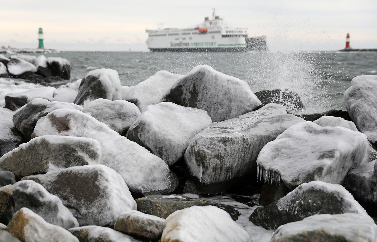 Das Winterwetter hat den Norden und die Mitte Deutschlands fest im Griff. Schnee und Eis sorgen für massive Verkehrsprobleme, manche haben aber auch ihren Spaß daran.
