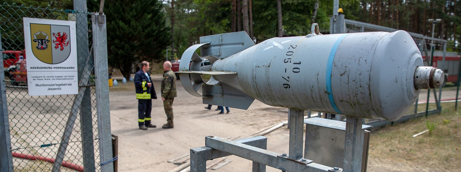 Feuerwehrleute und Angehörige der Bundeswehr sichern den Munitionszerlegebetrieb im aktuellen Brandgebiet.