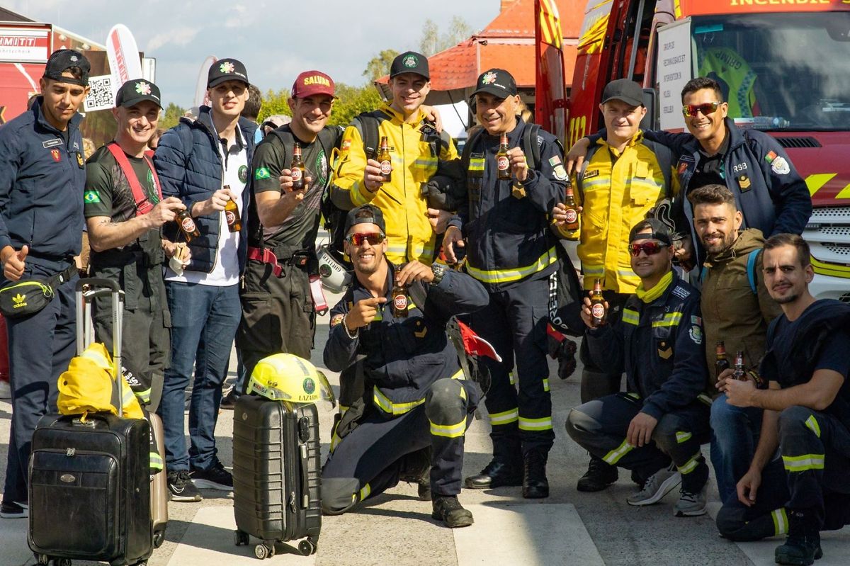 Bombeiros brasileiros, portugueses e luso-luxemburgueses em confraternização no World Rescue Challenge, que decorreu esta semana em Gasperich. 