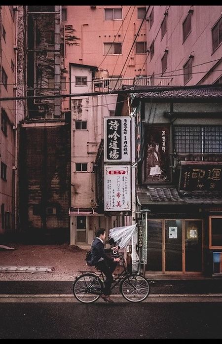 Plötzlich mitten im Stadtleben: Dank Jan Schwarz’ Fotografien kommt man dem Alltag der Japaner näher.