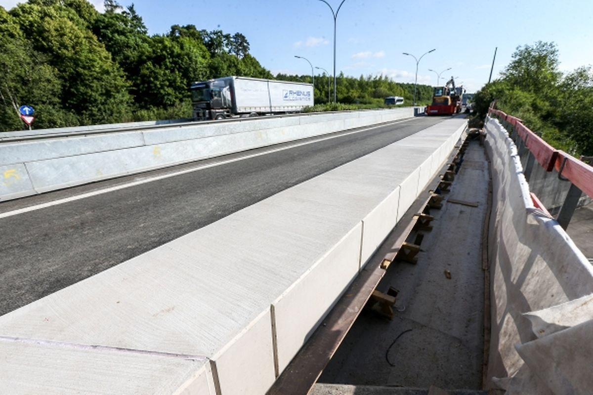 An der Autobahnbrücke sind komplett neue Gehwege entstanden, auch wurden die von Rost  befallenen Teile der Brückenkonstruktion saniert. 