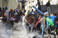 08.11.2019, Irak, Bagdad: Regierungsfeindliche Demonstranten stoßen mit Bereitschaftspolizisten in der Al Rasheed Street, in der Nähe des Tahrir-Platzes, zusammen. Im Irak kommt es seit Anfang Oktober zu Massenprotesten gegen die Regierung, der die Demonstranten die Verschwendung von Staatsgeld und Korruption vorwerfen. Insgesamt wurden bei den Protesten im Land bereits mehr als 260 Menschen getötet und mehr als 11.000 verletzt. Foto: Ameer Al Mohammedaw/dpa +++ dpa-Bildfunk +++