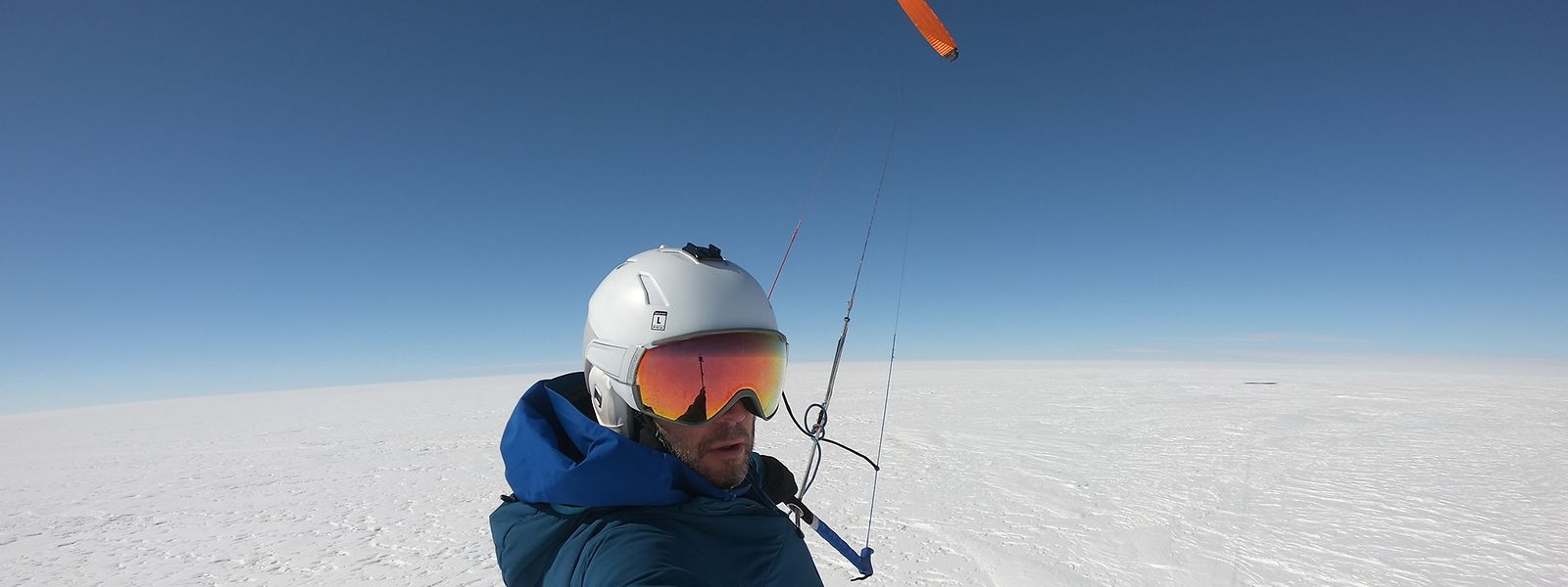 Patrick Peters mit seinem Kite an einem Bilderbuchtag. Von diesem ließ er sich über die endlose weiße Weite ziehen. 