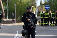 Agentes e peritos em explosivos estão a inspecionar a embaixada da Ucrânia na capital espanhola, após a explosão à hora do almoço.
