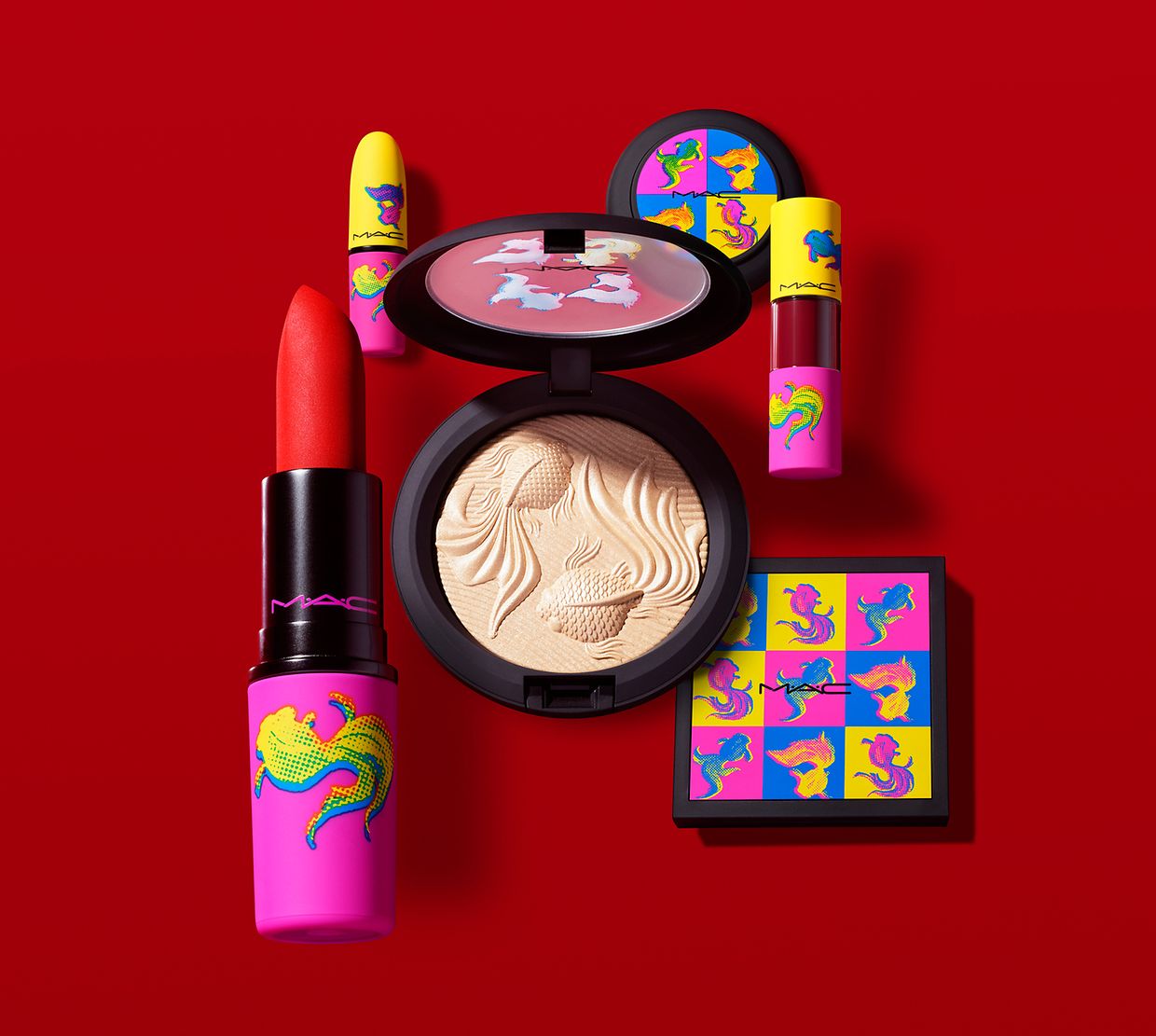 Die „Moon Masterpiece”-Kollektion von Mac Cosmetics umfasst unter anderem eine Reihe von matten Lippenstiften in verschiedenen Rottönen sowie ein Highlighter-Puder. Zur Verzierung dienen mysteriöserweise Koi-Karpfen statt Büffel. Ab 23 Euro.