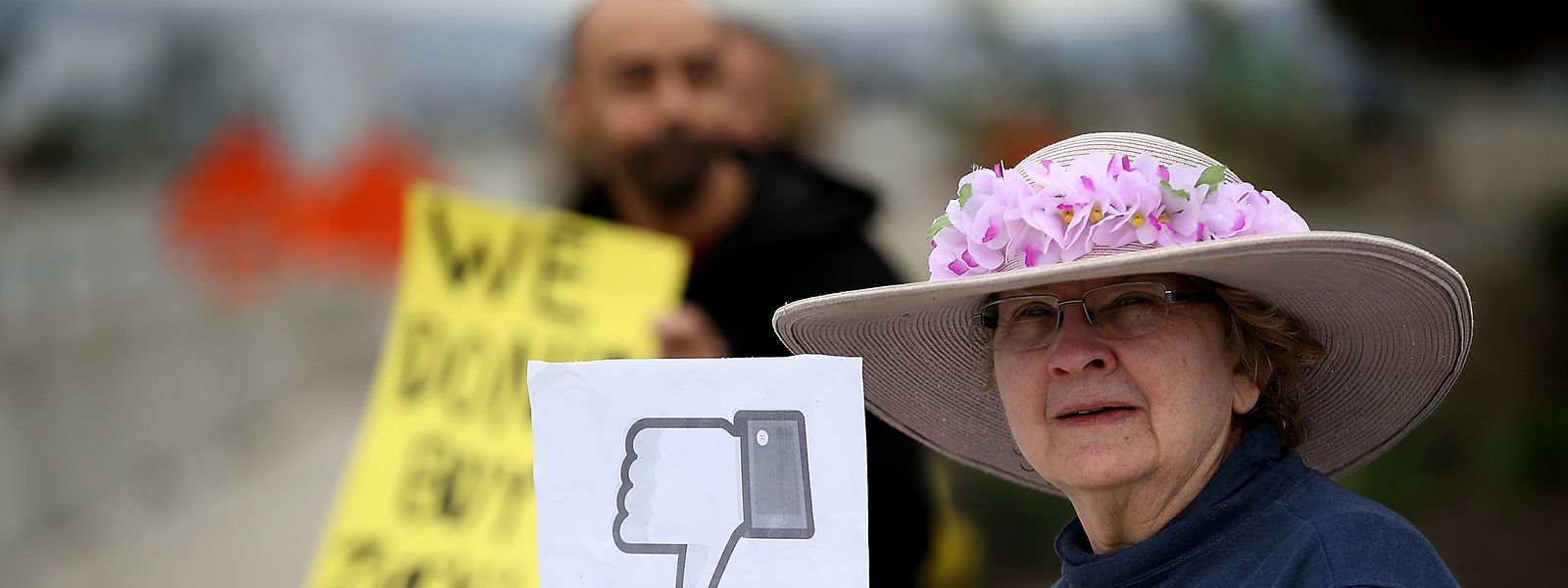 Eine Protestgruppe mit dem Namen "Raging Grannies" ("wütende Großmütter") protestierte vergangene Woche vor dem Facebook-Hauptsitz in Menlo Park.