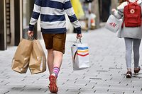 People walk in the shopping street 'Getreidegasse' in the old town in Salzburg, Austria on May 2, 2020. - Austrian citizens are allowed to leave the house for non-essential trips as it eases coronavirus lockdown measures, but said limits on gatherings and social distancing rules would remain in place. From May 2, 2020, shopping centres, hairdressers and all shops with more than 400 square metres of sales area are allowed to reopen, including the major electrical retailers, fashion chains, furniture stores and sports equipment retailers. (Photo by BARBARA GINDL / APA / AFP) / Austria OUT