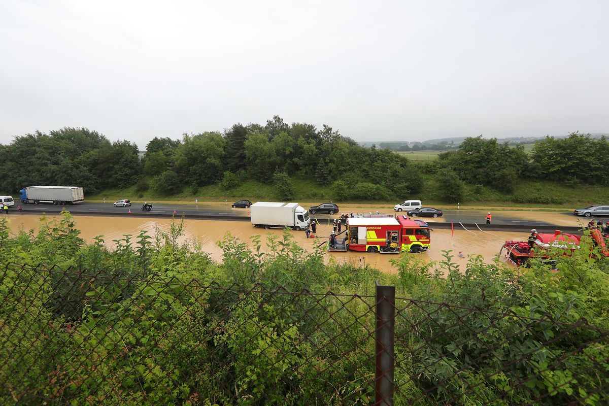 Die A3 wurde stellenweise komplett überflutet und musste gesperrt werden.