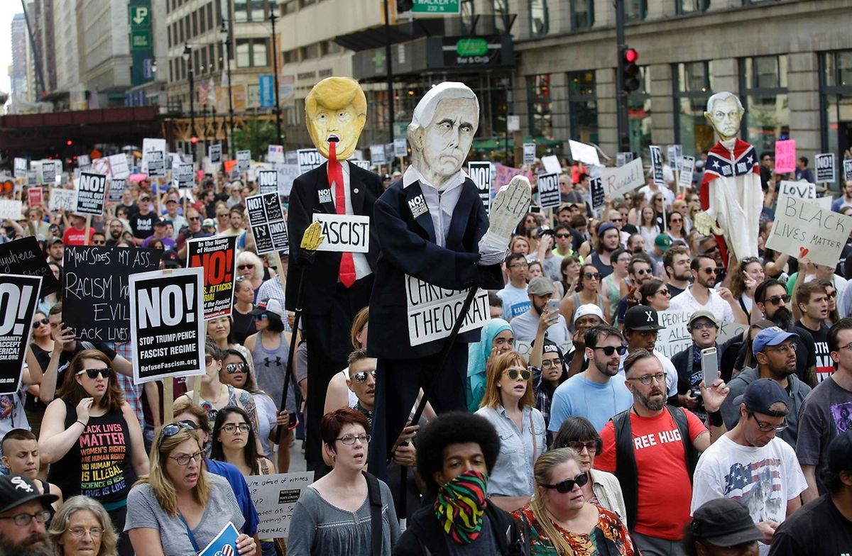 Wie hier in Chicago, demonstrierten die Menschen vielerorts in den USA gegen Trumps halbherzige Reaktion.