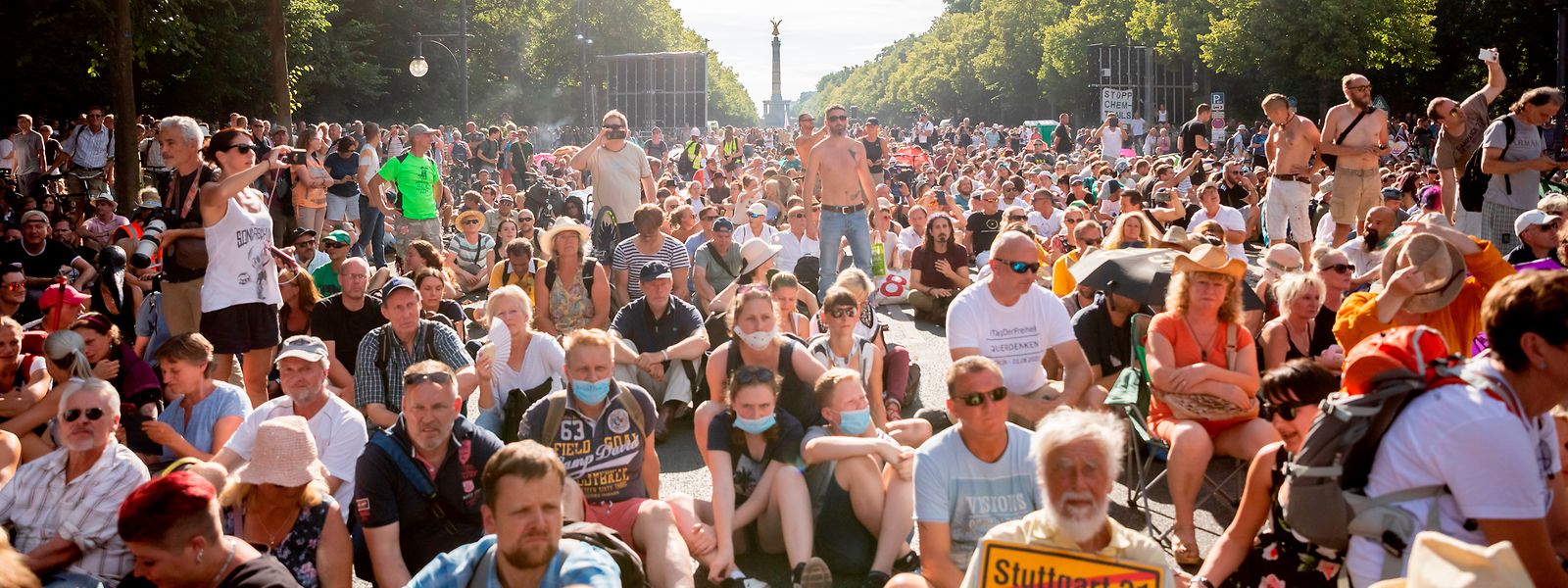Teilnehmer einer Kundgebung gegen die Corona-Beschränkungen halten sich dicht gedrängt auf der Straße des 17. Juni in Berlin auf. 