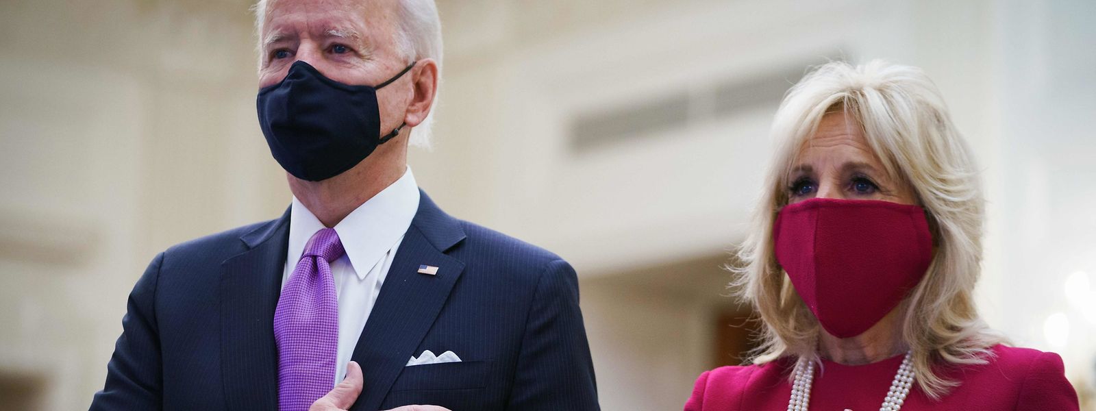 US-Präsident Joe Biden und die neue First Lady Jill Biden hören bei der Amtseinführung der Nationalhymne zu.
