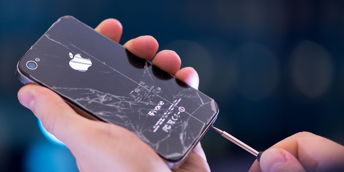 Wenn nach einem Sturz die Rückseite des Telefons gesprungen ist, kann man bei vielen Geräten ein Ersatzteil anbringen.