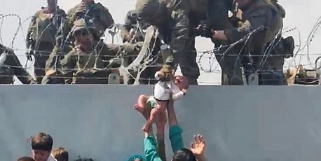 Baby über Mauer an US-Soldaten übergeben - Vimarsana News