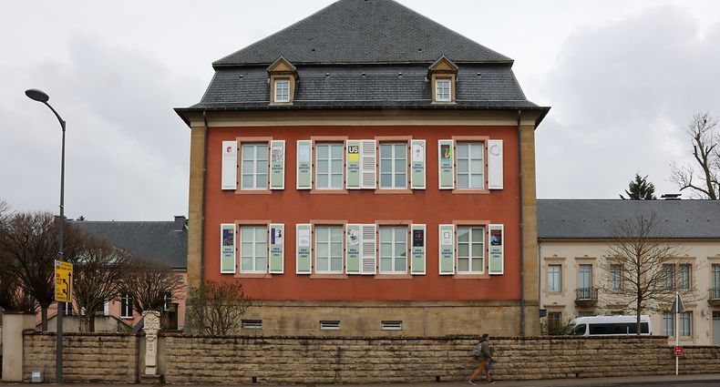 Buchtitel schmücken während eines Jahres die Fensterläden des Servais-Hauses in Mersch.