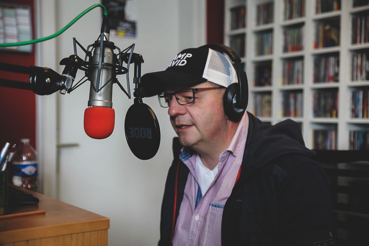 O luxemburguês Georges Schmitz ao microfone da rádio Aktiv.