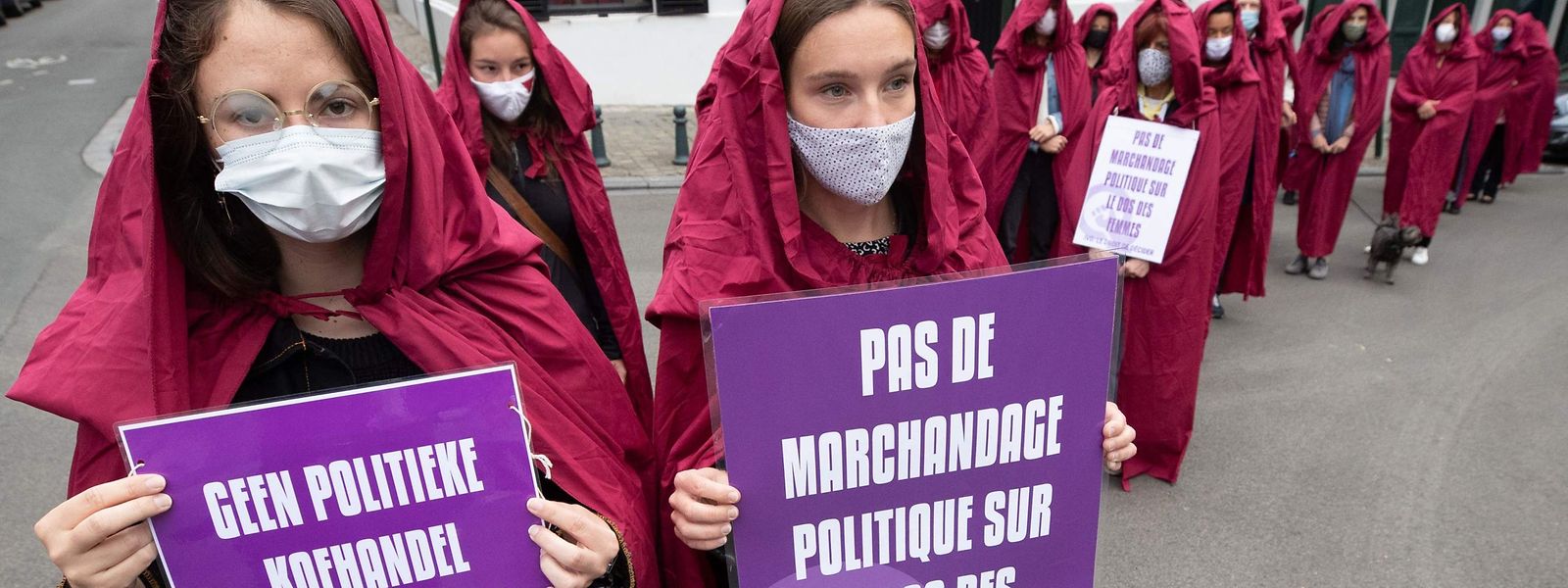 Relookées façon "The Handsmaid's Tale", des manifestantes ont défilé à Bruxelles contre le projet de loi sur l'IVG.