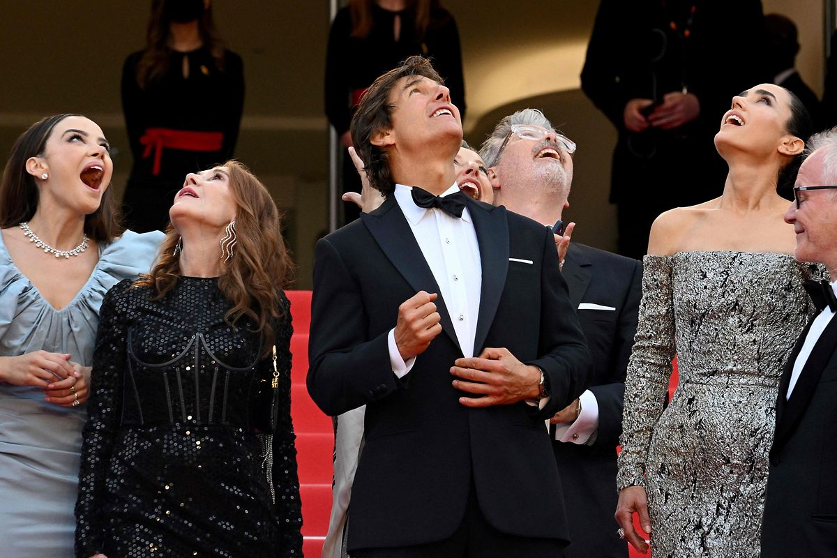 Tom Cruise (Mitte) und Jennifer Connelly (2.v.r.) waren von dem Überflug ebenso überrascht wie angetan.