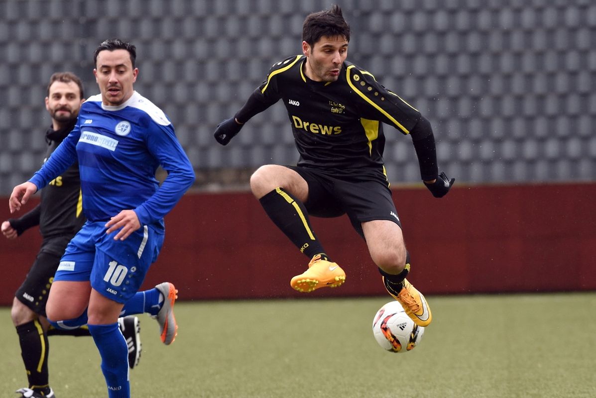 Hakin Boutarene (CS Sanem) admire la maîtrise de Jean-Pierre Almeida (Red-Black Egalité, en noir) 