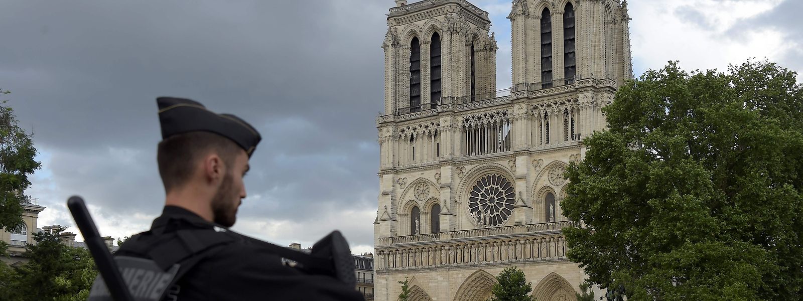 Am Dienstag hatte ein Mann auf dem Vorplatz der Kathedrale Notre-Dame mit einem Hammer einen Polizisten angegriffen. 