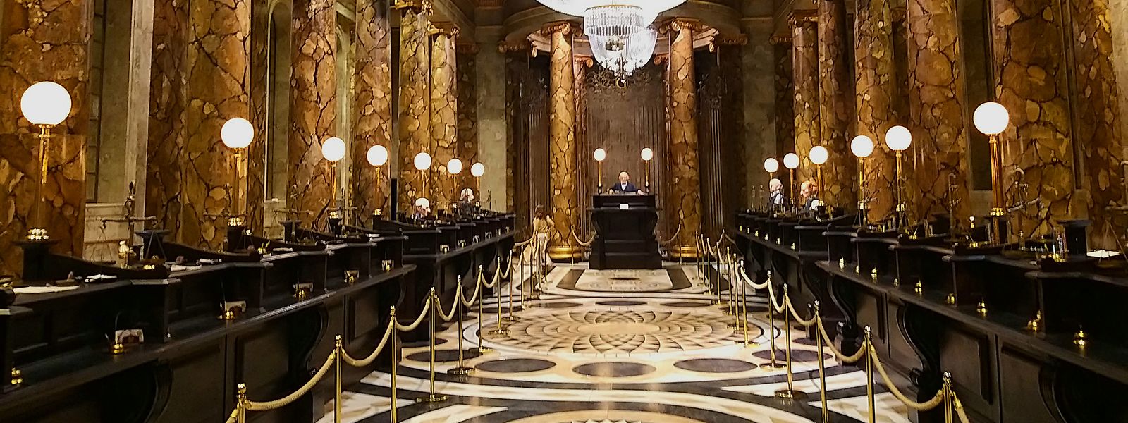 Die pompöse Halle der Zaubererbank fasziniert die Zuschauer mit ihrem Glanz und den vielen Details.