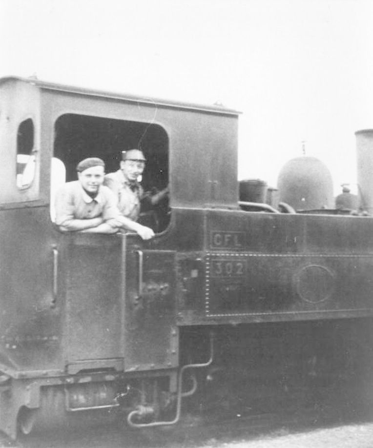 Heizer und Lokführer des "Jangeli" im Bahnhof Martelingen.