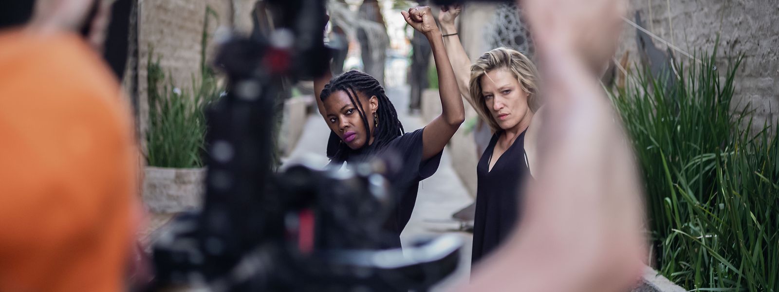 In den neuen Folgen für Arte besucht Sylvia Camarda (r.) afrikanische Tanzspezialisten, hier zum Beispiel Thandazile Sonia Radebe (l.) in den Gassen von Johannesburg.