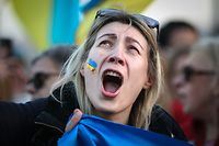 Manifestantes concentram-se em frente ao Palácio de Belém durante um Cordão Humano pela Paz na Ucrânia que fez um percurso do Restelo até Belém, Lisboa, 26 de fevereiro de 2022. 