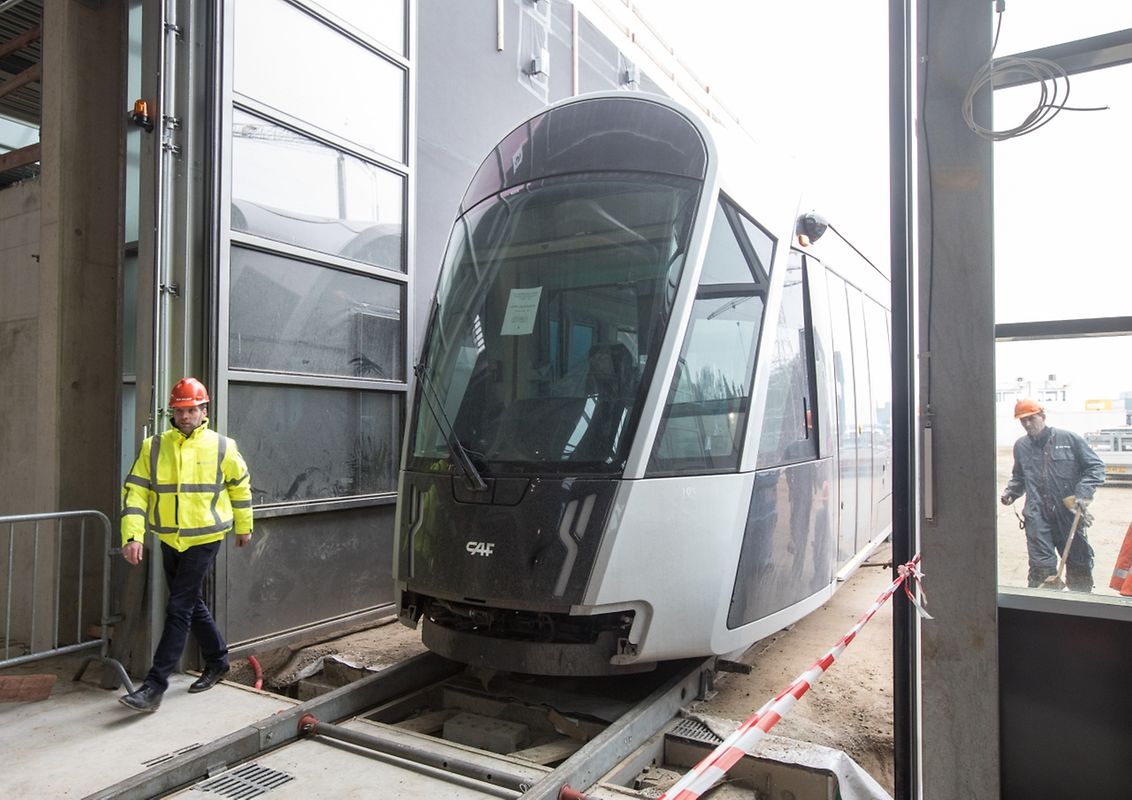 Hier fährt das erste Tram-Stück im neuen Tramdepot ein.