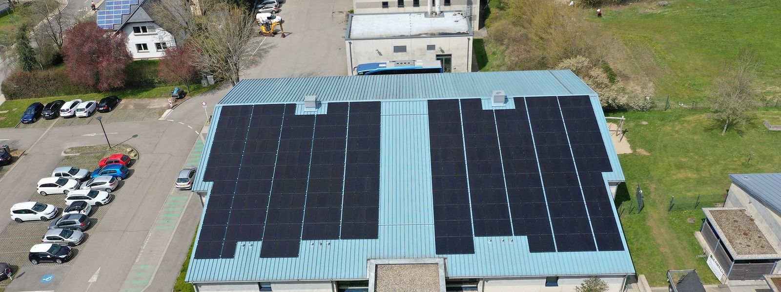 Mehr als 300 Solarmodule produzieren umweltfreundlichen Strom. Die Mitte des Hallendaches musste aus statischen Gründen frei bleiben.