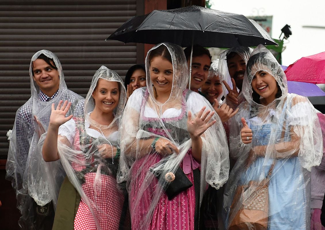 Damit man Dirndl und Lederhosen auch gut sieht, wird das transparente Regen-Cape verwendet.
