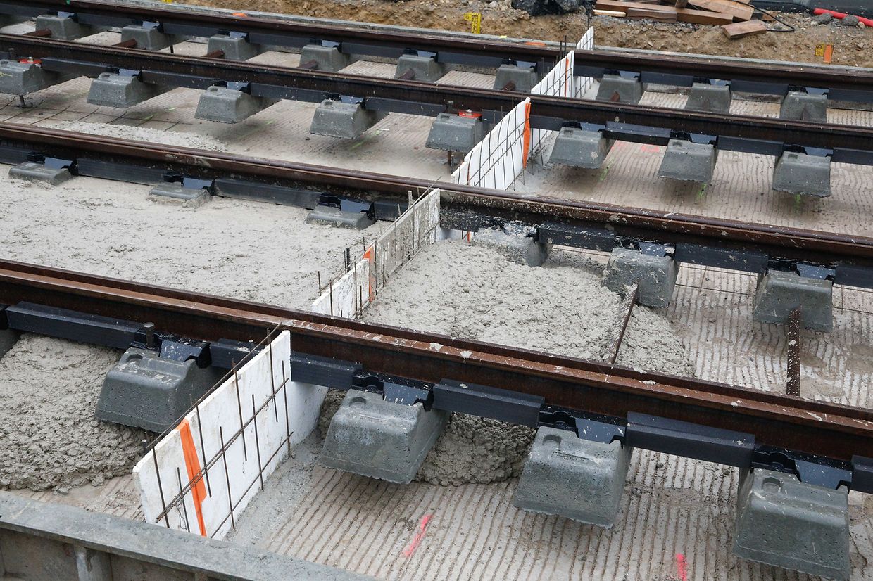 Lokales, online.fr, online.de, beim Gebäude Arcelor place des Martyrs, Legung der Schienen, Verkehr, Mobilität, Tram, öffentlicher Transport, Foto: Anouk Antony/Luxemburger Wort