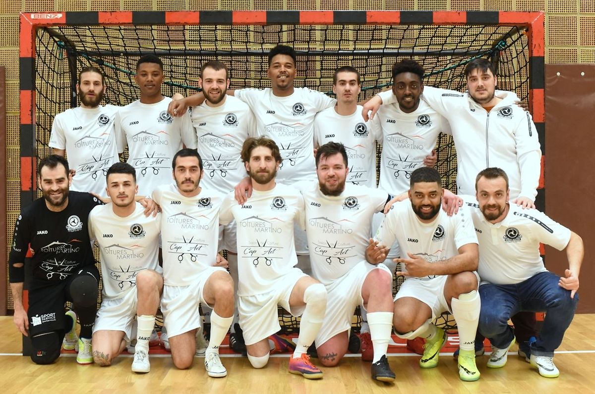 Le groupe de l'ALSS Luxembourg qui a décroché le titre en Ligue 2.