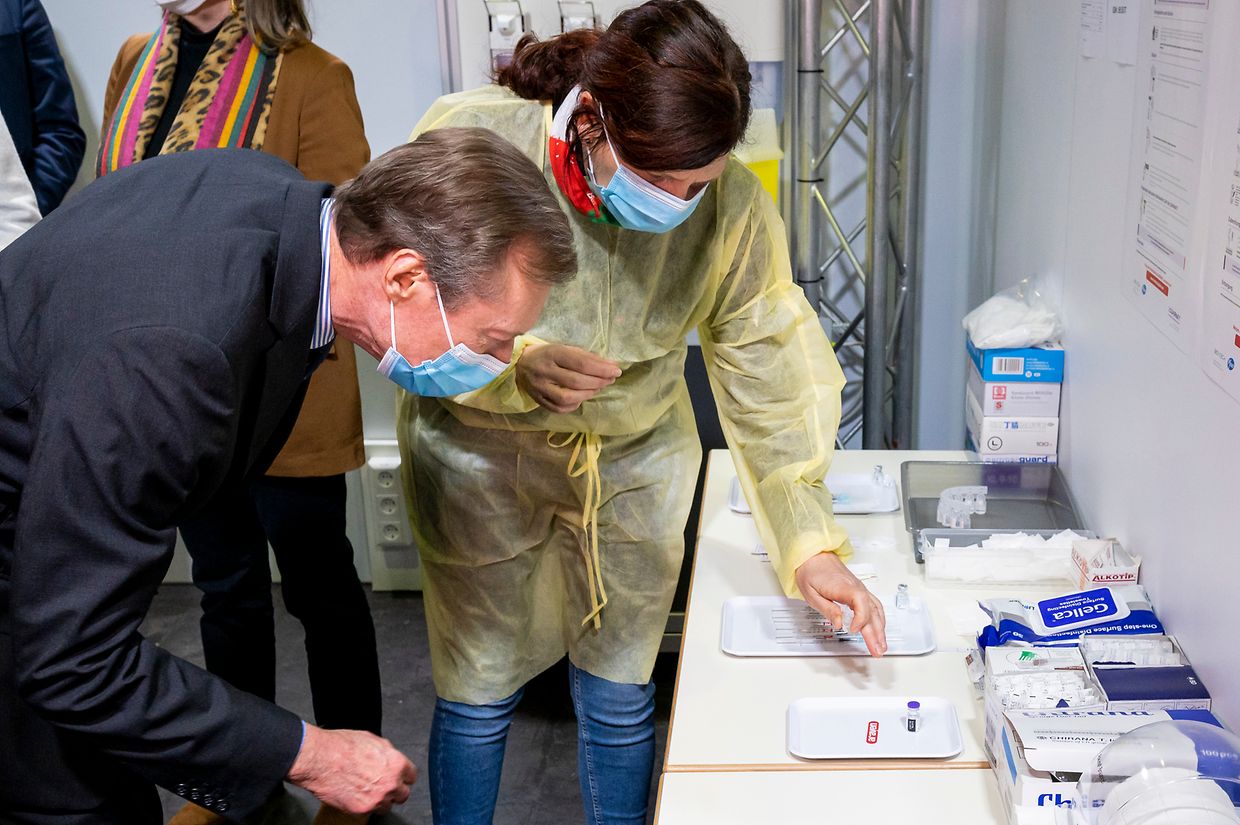 (de g. à dr.) S.A.R. le Grand-Duc ; n.c.