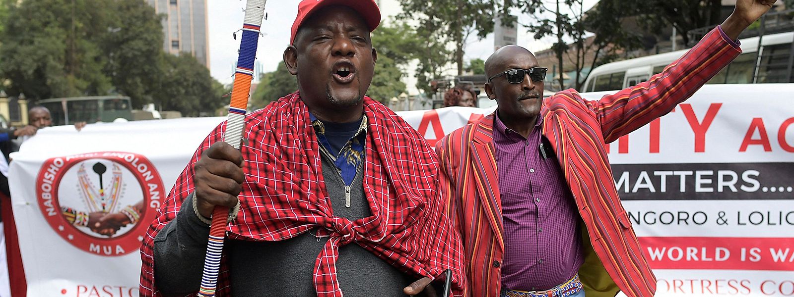 Maasai-Männer organisieren sich, um gegen die in ihren Augen unrechtmäßige Vertreibung zu demonstrieren. 