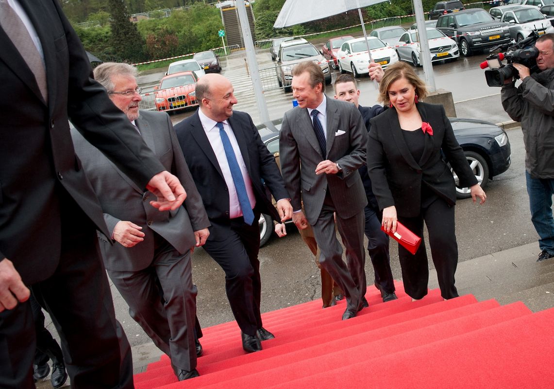Auf dem Weg zu den Ausstellern: Das großherzogliche Paar auf Stippvisite auf der Frühjahrsmesse. 