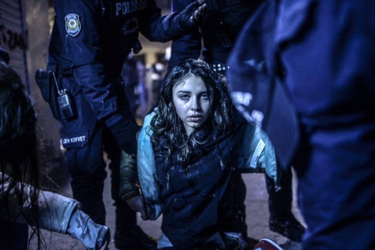 First Prize in the Category News, Singles
Une jeune fille blessée par la police lors du mouvement de protestation contre l'enterrement de Berkin Elvan en 2014. Cette adolescente de 15 ans est morte peu de temps après des suites de ses blessures.