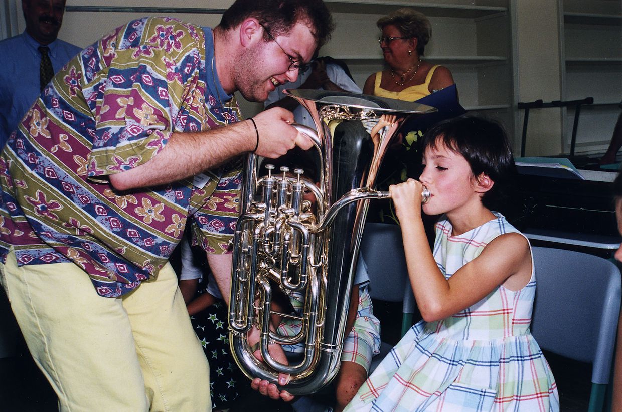 1999: Prinzessin Alexandra versucht, der Tuba Töne zu entlocken.