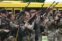 Combatentes da unidade de defesa territorial, uma força de apoio ao exército ucraniano, participam de um treino fora de Kiev. 
