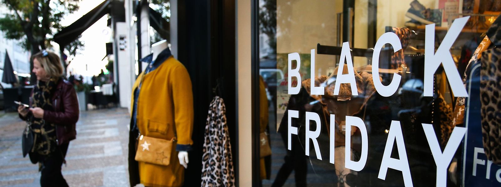 am "schwarzen" Freitag bietet der Einzelhandel einmalige Rabatte und Sonderangebote an.