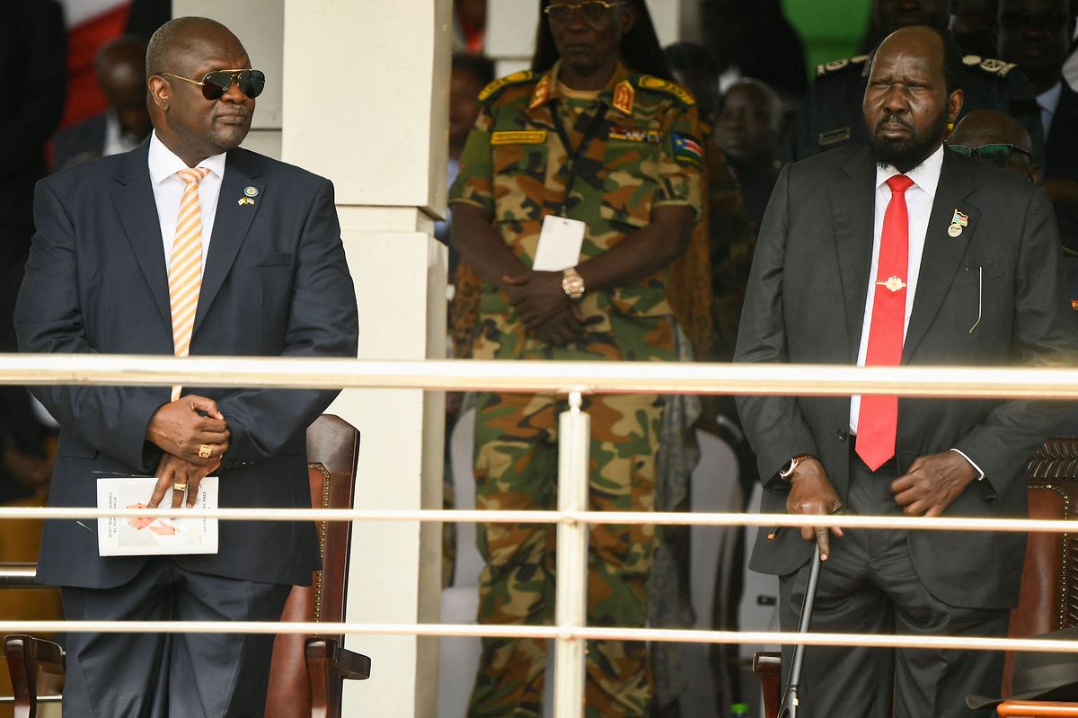 Der Vizepräsident des Südsudan Riek Machar (l.) und der Präsident des Südsudan Salva Kiir (r.) nahmen an der heiligen Messe am Sonntag teil. Papst Franziskus forderte sie auf, Frieden in das Land zu bringen.