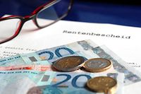 Zum Themendienst-Bericht "Geld/Altersvorsorge/Beruf/Ratgeber/KORR/" von Berti Kolbow vom 6. September: Auf die gesetzliche Rente allein sollte niemand setzen. Sonst kann das Geld im Alter knapp werden. (Die Veröffentlichung ist für dpa-Themendienst-Bezieher honorarfrei. Quellenhinweis: "Jens Schierenbeck/dpa/tmn") +++ +++