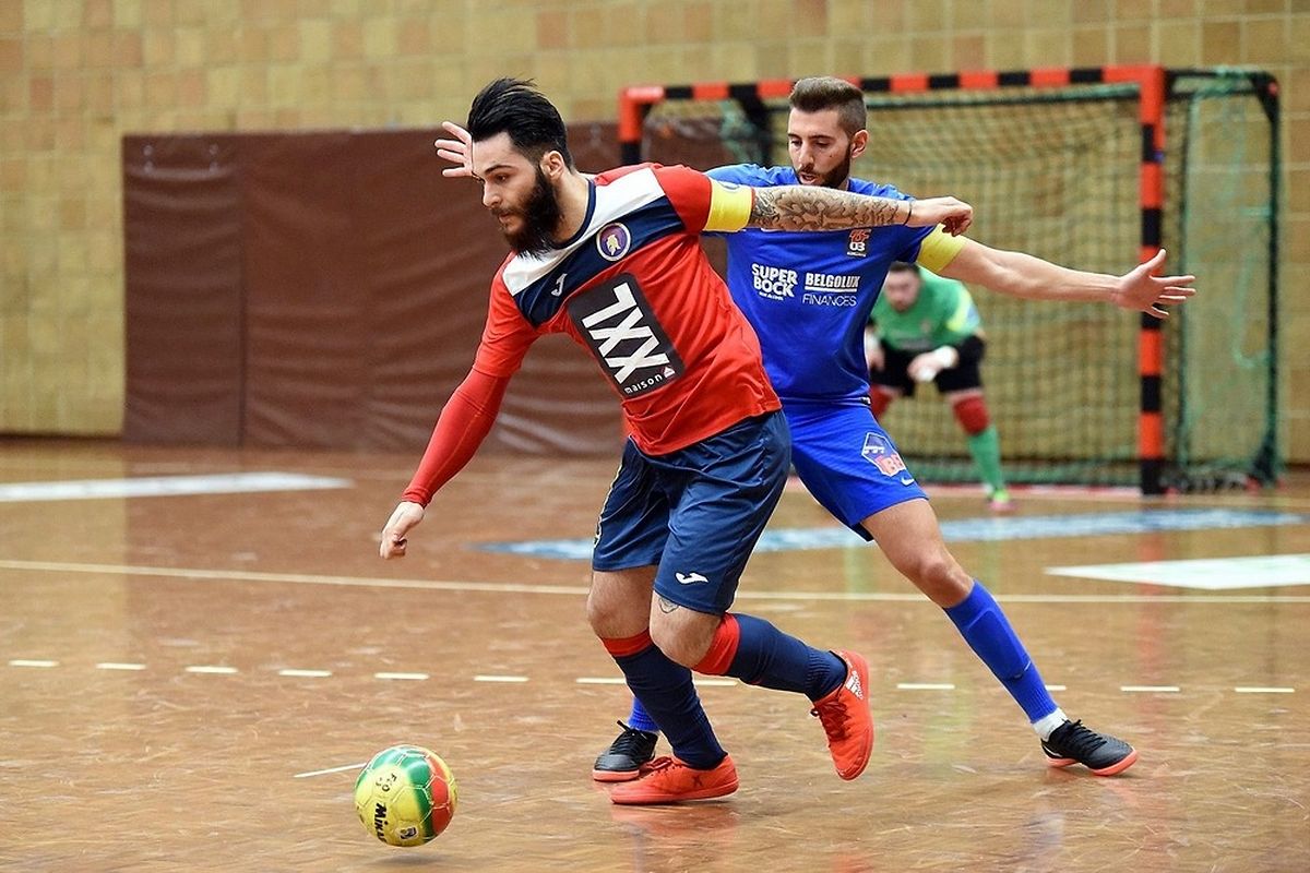 Duel de capitaines entre le Differdangeois Davide Chalmandrier (en bleu) et David Rodrigues de Abreu (AS Sparta Dudelange).