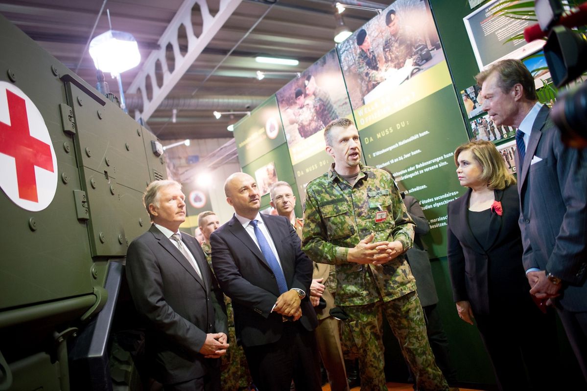 Auf dem Weg zu den Ausstellern: Das großherzogliche Paar auf Stippvisite auf der Frühjahrsmesse. 