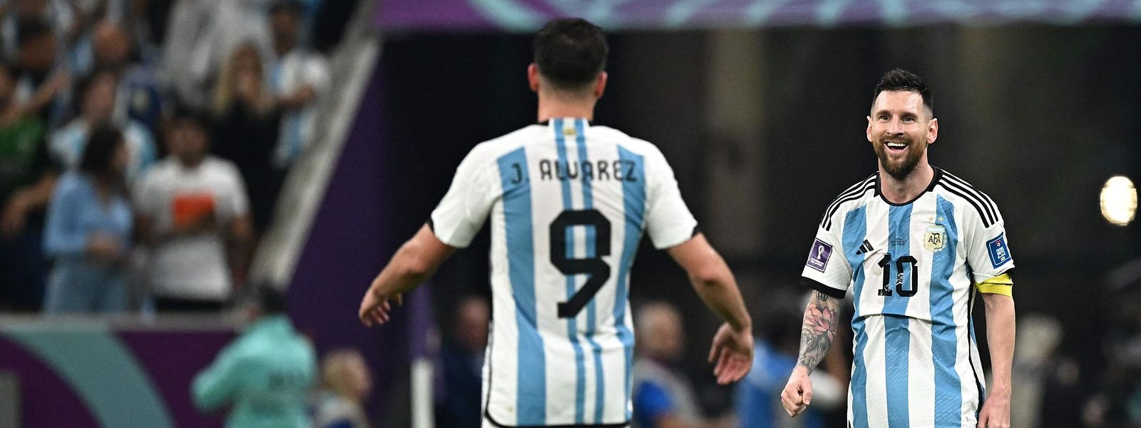 Doppeltorschütze Julian Alvarez (l.) freut sich mit Lionel Messi über den Sieg.