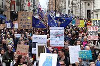 23.03.2019, Großbritannien, London: Aktivisten nehmen an der Demonstration unter dem Motto «Put it to the People» teil. Die Anti-Brexit-Aktivisten der Organisation «People's Vote» fordern eine erneute Volksabstimmung. Foto: Yui Mok/PA Wire/dpa +++ dpa-Bildfunk +++