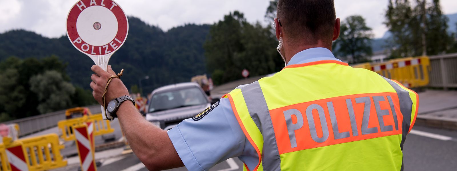 Bayern, Oberaudorf: Polizisten kontrollieren an einer mobilen Kontrollstelle kurz hinter der Grenze Fahrzeuge, die aus Österreich nach Deutschland kommen.
